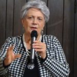 Poesia con Angela Caccia: “Di lentissimo azzurro”