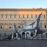 Punto di Fuga: Un trompe-l’oeil spettacolare di JR sulla facciata di Palazzo Farnese a Roma