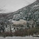 Fiocchi di febbraio. Danza la neve sul bacino lacustre di Monticchio, la Svizzera della Basilicata.