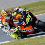 A Valentino Rossi. Il “Dottore” lascia le piste del mondo.