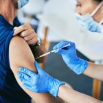 Non si muore di vaccino, ma di condizioni sociali