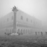 Venise ville-bateau dans le brouillard et musées fermés. Photos de Philippe Apatie.