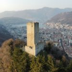 Da Como e Castel Baradello, un racconto intitolato ‘Cigolio’.