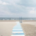 Un’estate italiana. Di Elisa Castagnoli: “L’Adriatico, un nuovo sguardo sul quotidiano”