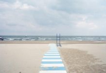 Un’estate italiana. Di Elisa Castagnoli: “L’Adriatico, un nuovo sguardo sul quotidiano”