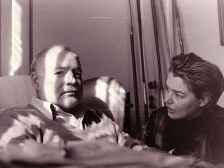 Venezia, Hotel Gritti 1954. Hemingway con Fernanda Pivano, dopo l’incidente in Africa Foto di Ettore Sottsass