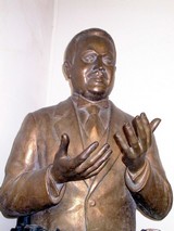 Statua di Rosario Garibaldi Bosco esposta nei locali della Cgil di Palermo