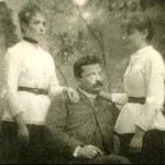 Pascoli e le ombre del contemporaneo. Intervista a Giovanni Capecchi. Giovanni Pascoli con le sorelle Maria e Ida