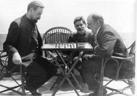 Gorkij, Lenin e Bogdanov giocano a scacchi a Capri