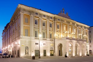 Teatro Verdi di Trieste di sera