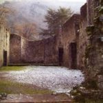 Monticchio. Bentornate millenarie Mura di Sant’Ippolito! Interno della chiesa a navata unica. In fondo la parete absidale