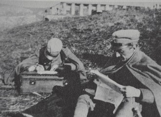I due fratelli Giani (scrivendo) e Carlo nel 1916. 
