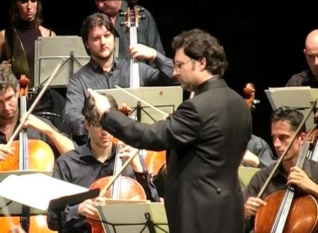 Alessandro Pierfederici dirige l'orchestra del Bassano Opera Festival per il V Concorso Internazionale di canto 