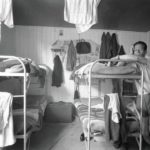 Émigrés italiens, intérieur d’un logement à plusieurs lits pour célibataires ou pour travailleurs sans leur famille. Photographie de Ando Gilardi, Allemagne, 1960.