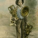 Orgueil français et sang “rital” Toulouse. Petit italien marchand de statuettes et platres. Carte postale © Musée national de l'histoire et des cultures de l'immigration