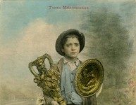 Orgueil français et sang “rital” Toulouse. Petit italien marchand de statuettes et platres. Carte postale © Musée national de l'histoire et des cultures de l'immigration