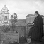 Rodin vu d’Italie, un livre de Barbara Musetti Marshall John: Rodin coiffé d’une calotte chez John Marshall sur une terrasse en 1914, Paris, Musée Rodin, Ph. 1143