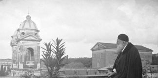 Marshall John: Rodin coiffé d’une calotte chez John Marshall sur une terrasse en 1914, Paris, Musée Rodin, Ph. 1143