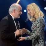 Toni Servillo riceve il premio da Diane Kruger (ansa)