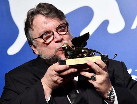 Guillermo Del Toro. Il suo film è Leone d'oro.