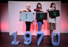 Serena Reinaldi, Reinaldi, avec un i Serena Reinaldi au centre, dans la pièce 'Et pendant ce temps, Simone veille !'