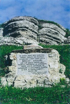 Stele in onore della Brigata Sassari sull’Altipiano di Asiago