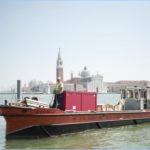 Edouard Manet a Venezia. Uno splendido ritorno a Palazzo Ducale. Transport des oeuvres sur la lagune de Venise © Nicolas Krief