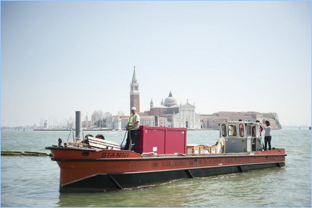 Transport des oeuvres sur la lagune de Venise © Nicolas Krief