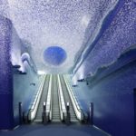 Le métro de Naples: un voyage obligé dans l’art et la culture. A l'arrêt Toledo, on est proprement "happé" par la Méditerranée toute proche: on descend dans les entrailles de la terre