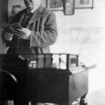 Il linguaggio di Pascoli: dal fanciullino alla poesia del mistero Pascoli nel suo studio di Bologna