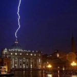 La foto del fulmine su San Pietro che fa il giro del mondo