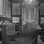 Le fotografie di Ferdinando Scianna e di René Burri – Venezia Tre Oci Insegnamento del rabbino nel Midrash Luzzatto dentro la sinagoga Levantina © Ferdinando Scianna / Magnum Photos