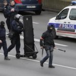 A Parigi è caccia al terrorista