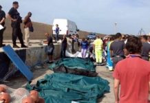 Nouvelle tragédie de l’immigration à Lampedusa: une conséquence de la guerre en Libye. Des corps de migrants repêchés au large de Lampedusa, en Italie, le 03/10/13 (pool/CHINE NOUVELLE/SIPA)
