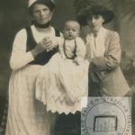 Donne italiane immigrate in Francia: il mestiere baliatico. Balia emigrata in Francia, ritratta con la mamma e il bambino © Reperto fotografico della Fondazione Paolo Cresci di Lucca