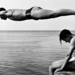Un quadro per l’estate di Rosella Centani: Il tuffatore, una foto di Nino Migliori