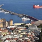 Passeggiata sul mare lungo lo storico Molo San Vincenzo a Napoli