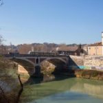 Un’estate italiana. Di Sergio Mancinelli: ‘Fuga da Testaccio per un Ferragosto’