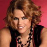 La chanteuse italienne Tosca chante l’hymne d’Italie pour la Croix-Rouge covid19 -pandémie